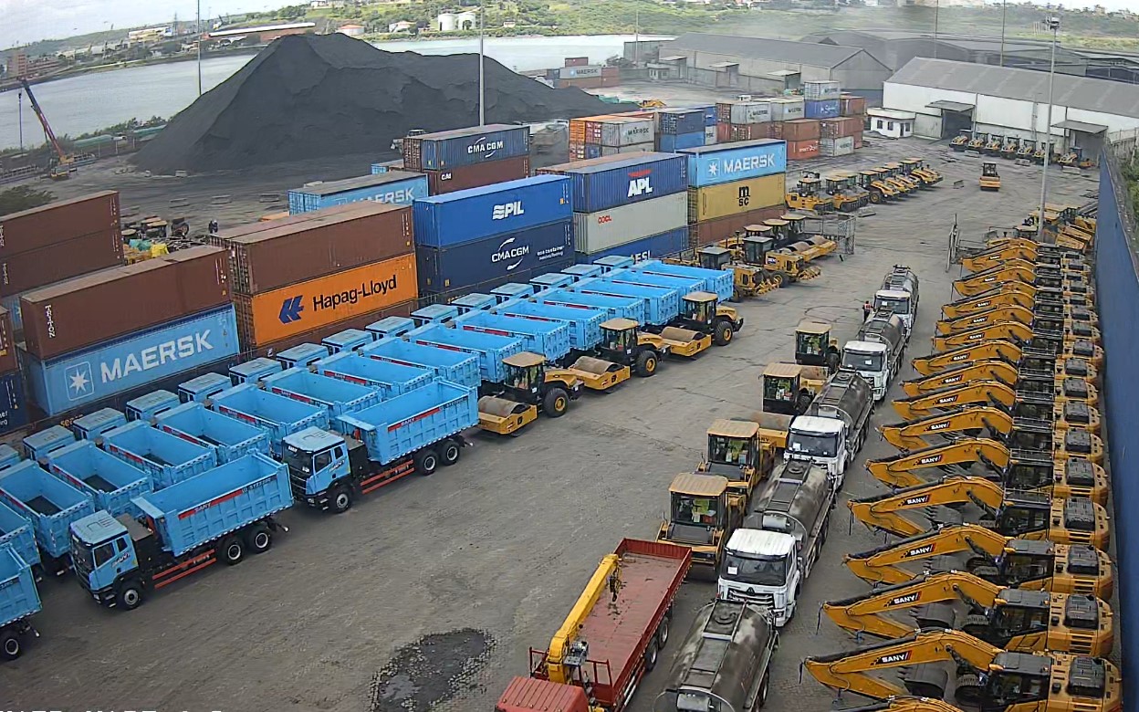 Truck and container yard with cargo handling equipment